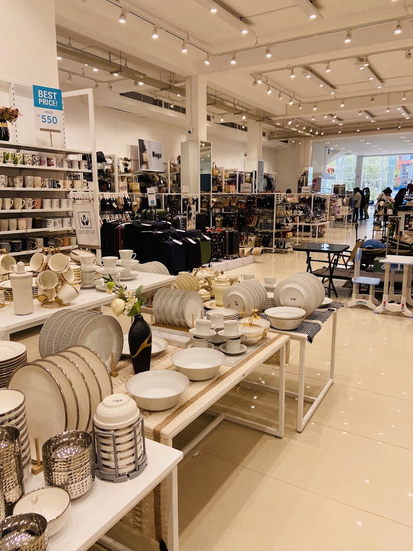 NOLIMIT Jaffna: clear display of shop products
