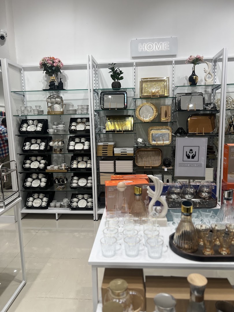 NOLIMIT Jaffna: clear display of shop products