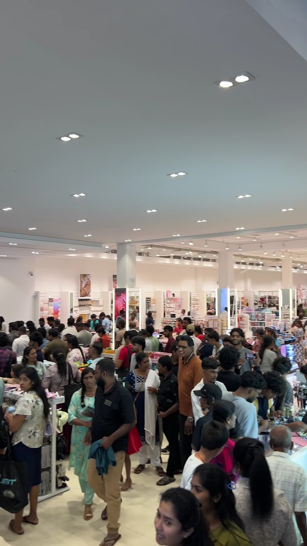 NOLIMIT Jaffna: busy, active retail environment