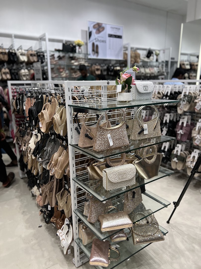 NOLIMIT Jaffna: clear display of shop products
