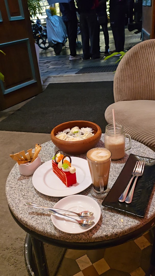 East Ceylon Café: appealing shot of cafe offerings