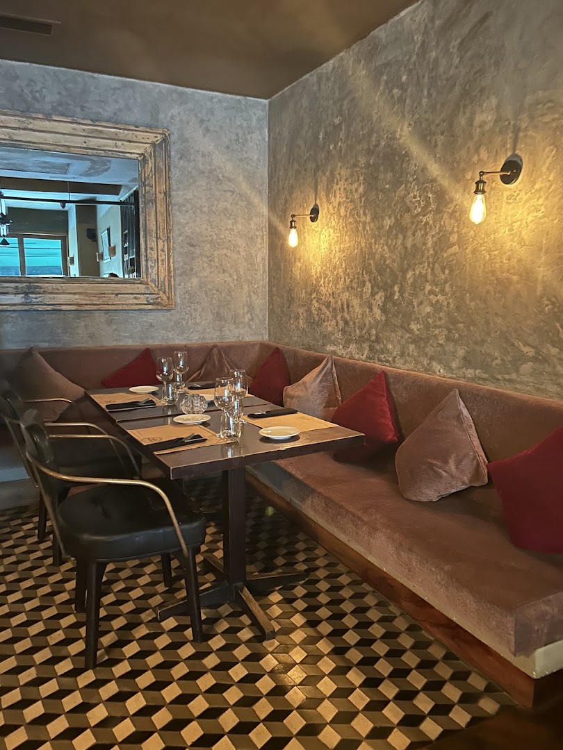 Café Français: attractive interior dining atmosphere