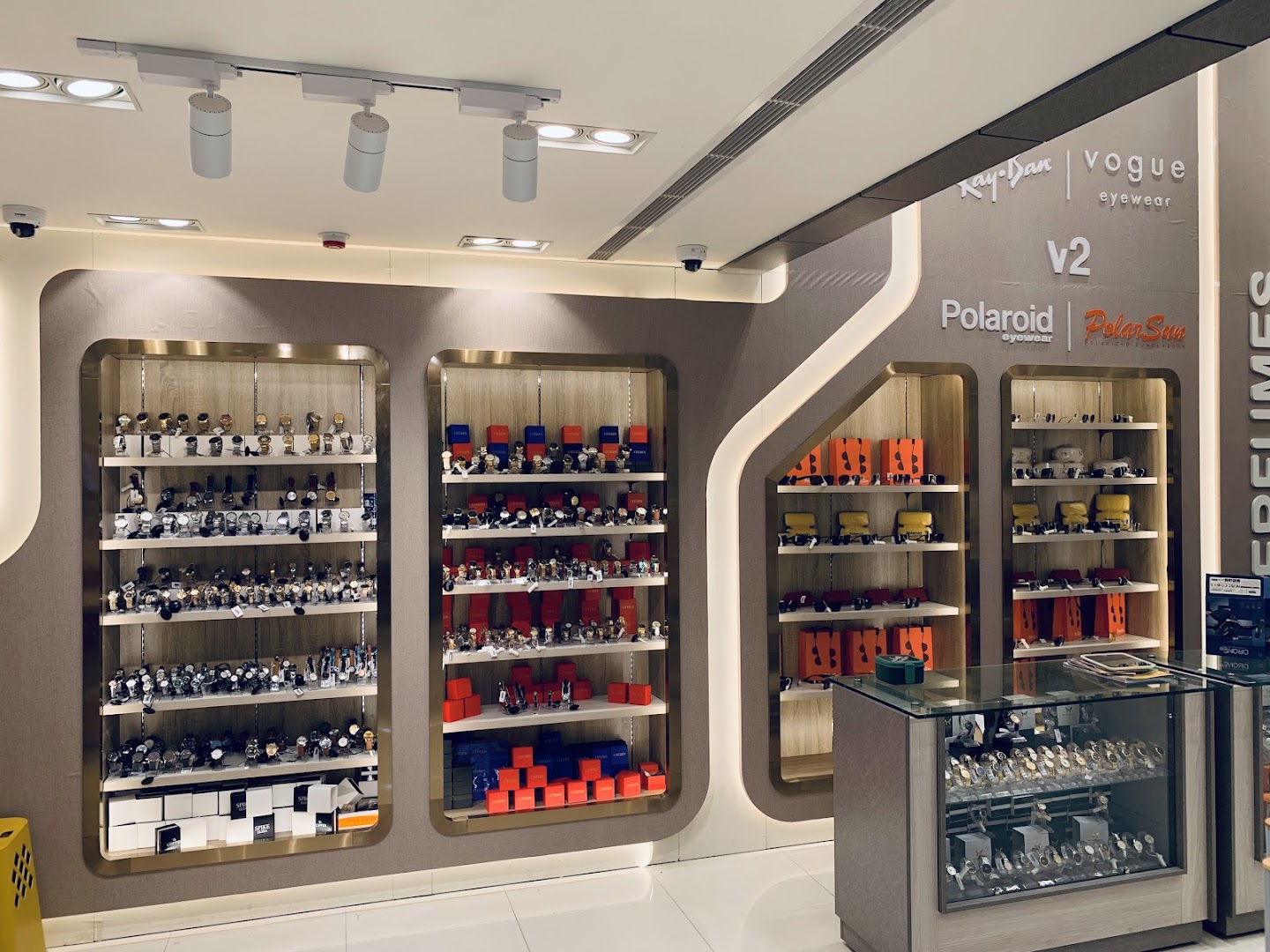 Glamour Gate: clear display of shop products