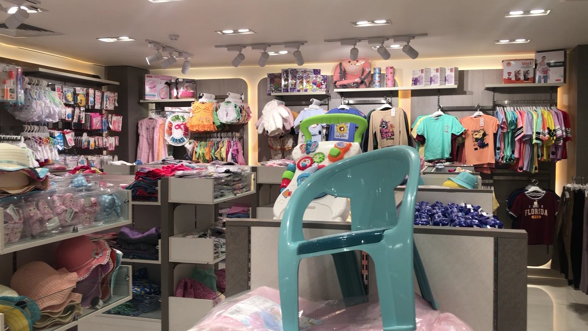 Glamour Gate: clear view of shop interior