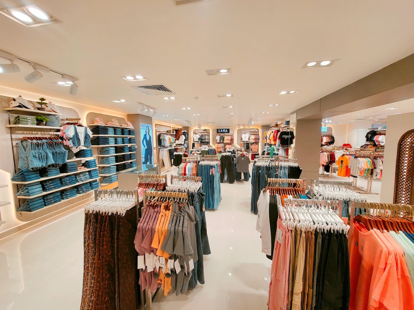 Glamour Gate: clear, professional shop interior view