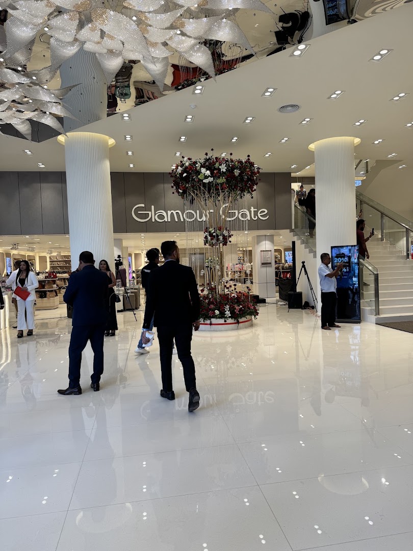 Glamour Gate: clear view of shop interior