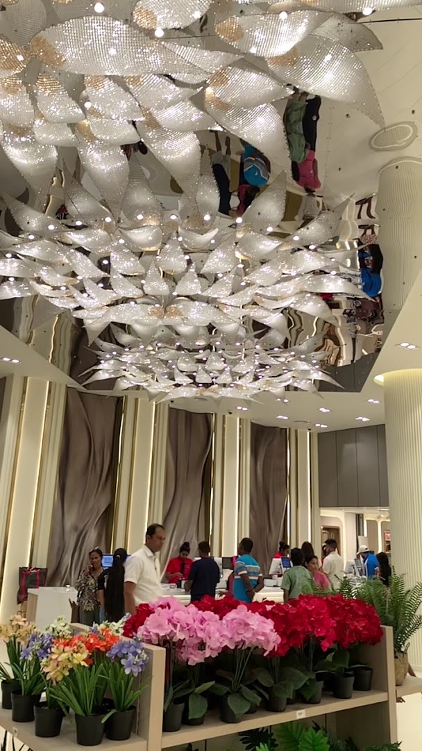 Glamour Gate: shop interior and atmosphere