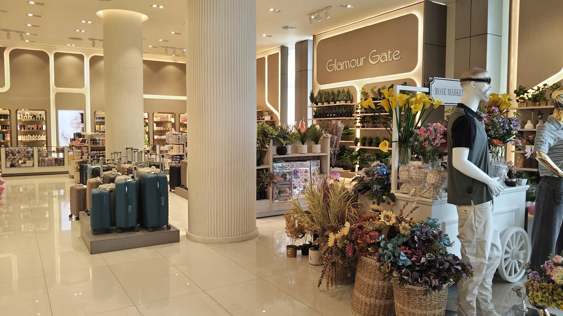 Glamour Gate: clear, professional shop interior photo