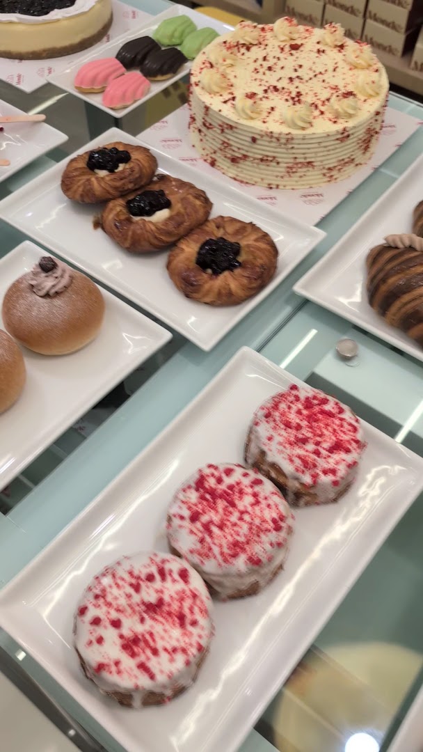 MONDE French Bakery & Café: appetizing display of fresh pastries