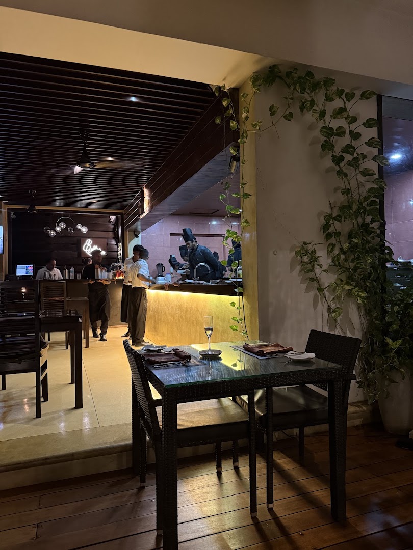 Salt Restaurant: inviting restaurant interior and atmosphere