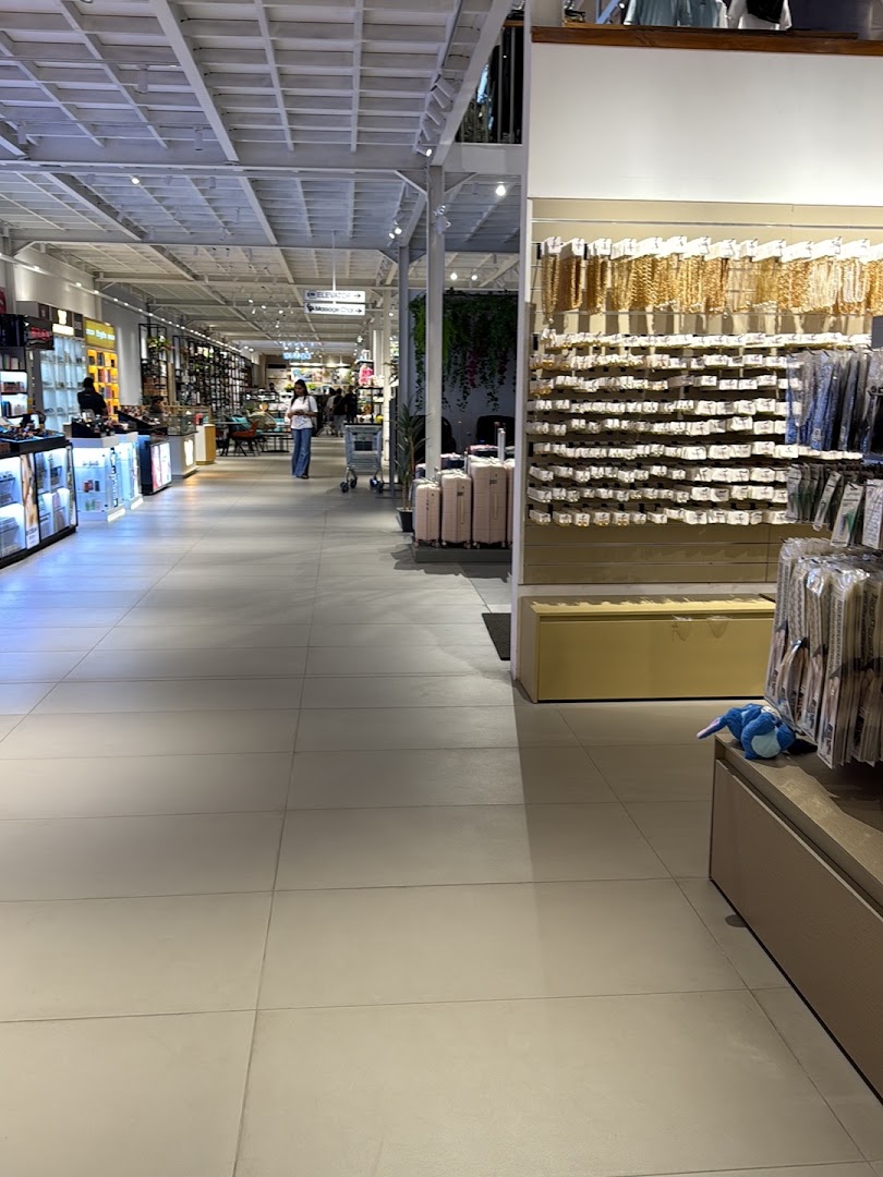 Thilakma Square Negombo: clear view of shop interior