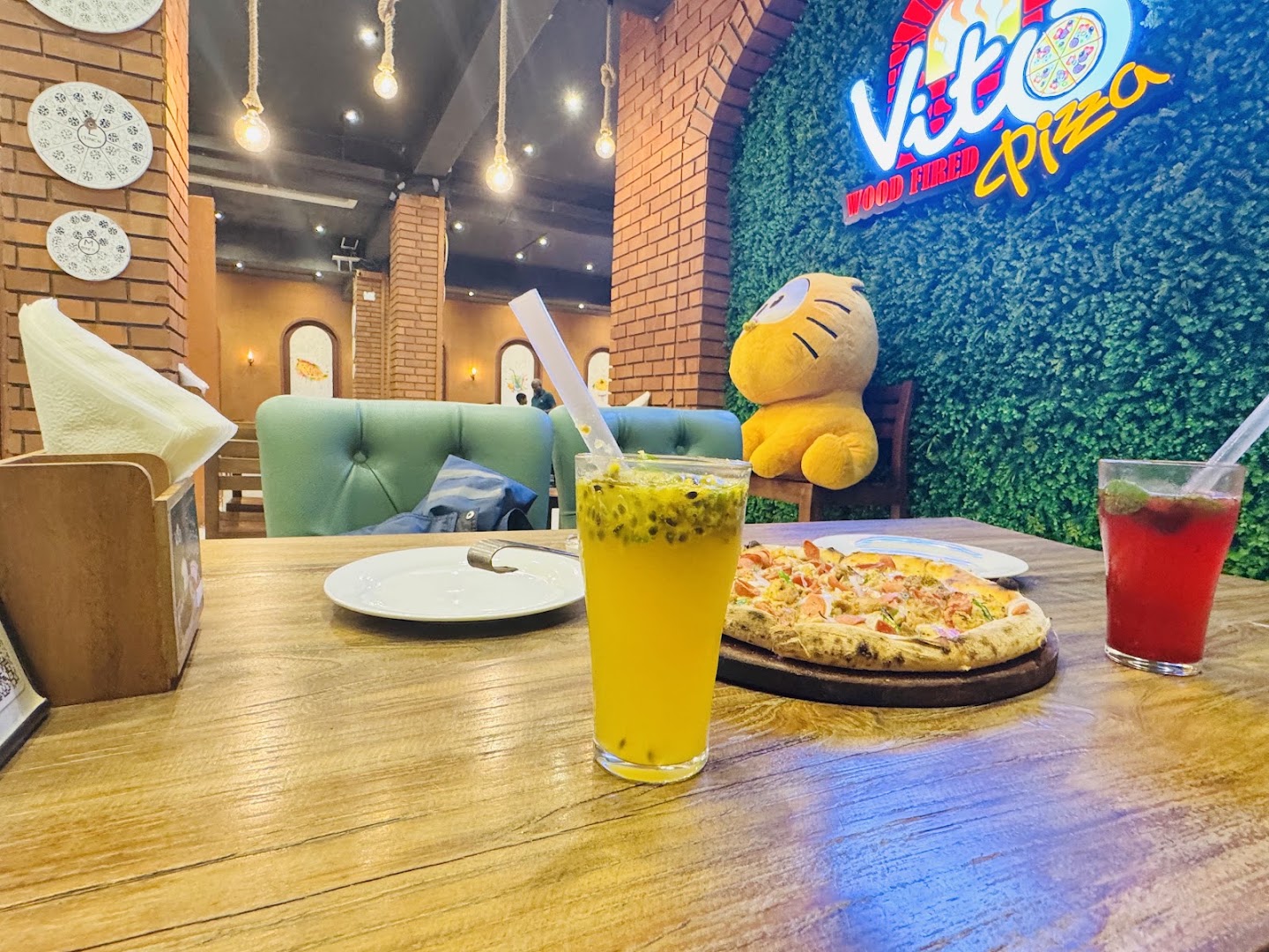 Vito Wood Fired Pizza: appealing restaurant interior and food