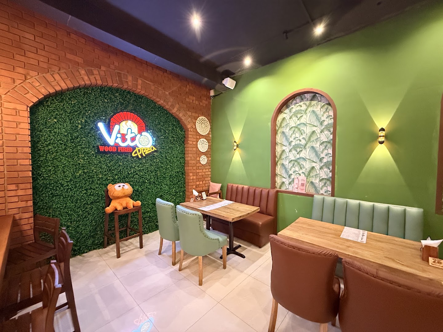Vito Wood Fired Pizza: clear photo of restaurant interior