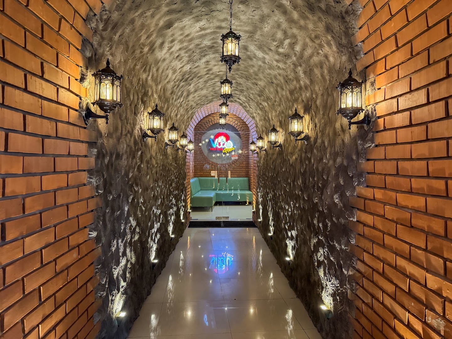 Vito Wood Fired Pizza: attractive and professional interior shot