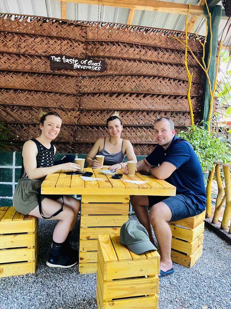 Cafe Leaf Sigiriya: happy customers enjoying venue