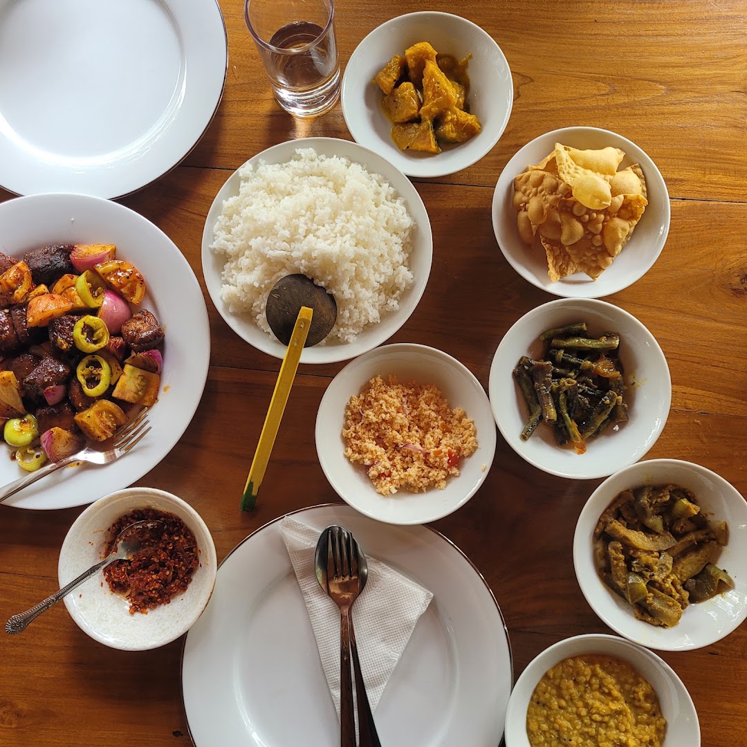 Kenoli Restaurant: appetizing, well-lit food spread