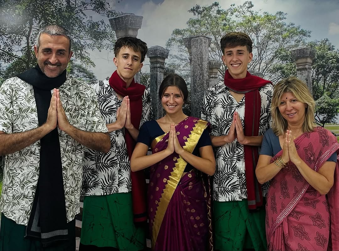 Lanka Silks: people enjoying the shop