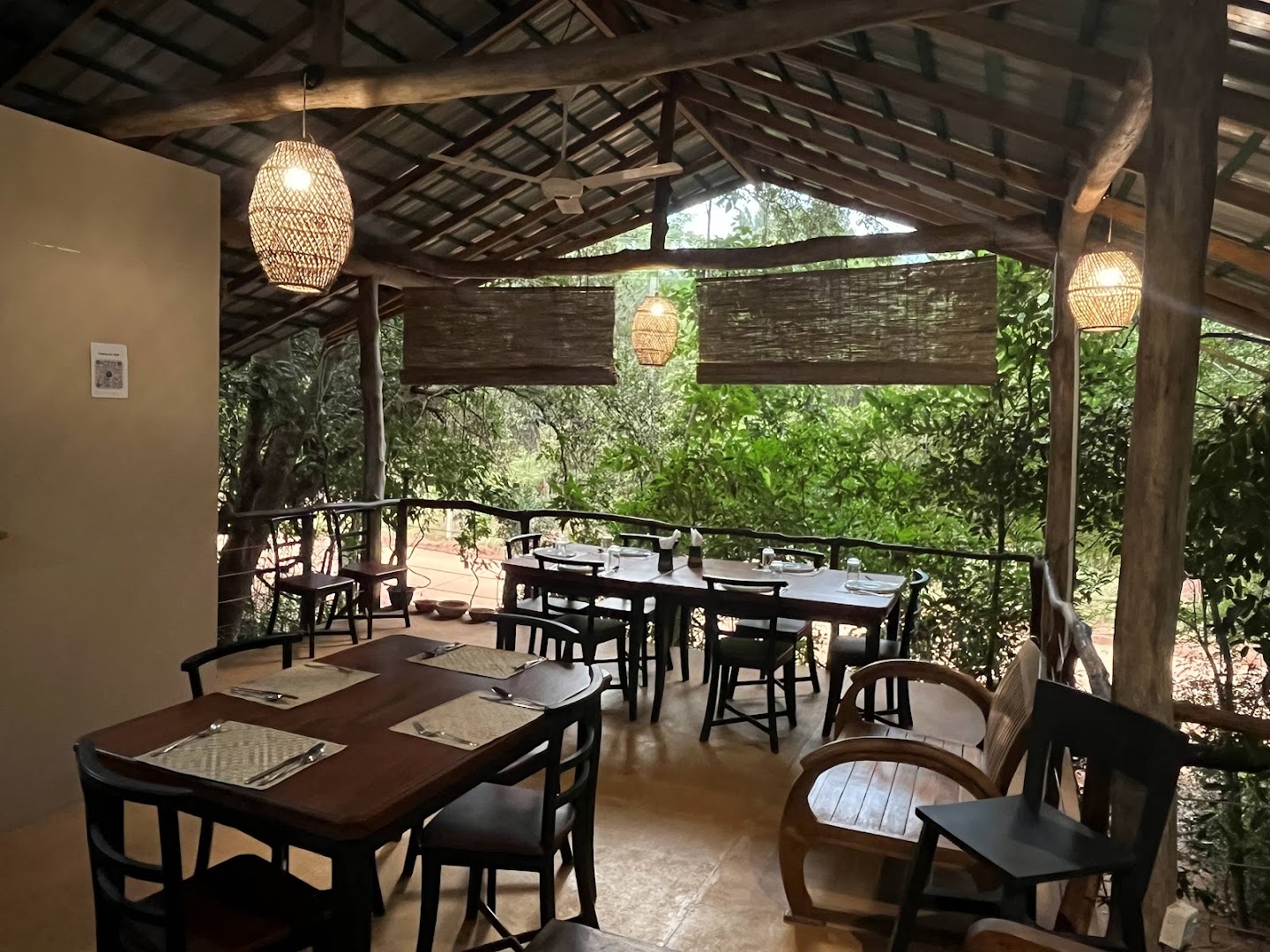 Rocko's Vegetarian Cafe: inviting and clear restaurant atmosphere
