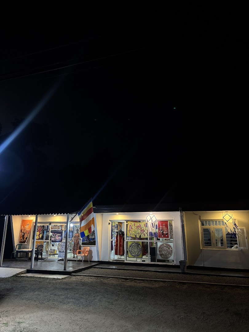 Sigiri Art Gallery: clear storefront view at night