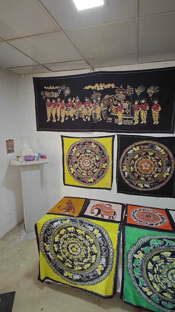 Sigiri Art Gallery: displays shop products and art