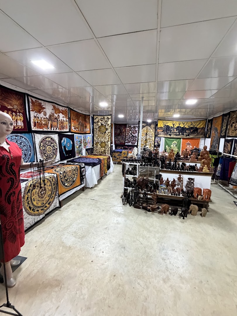 Sigiri Art Gallery: clear display of shop products