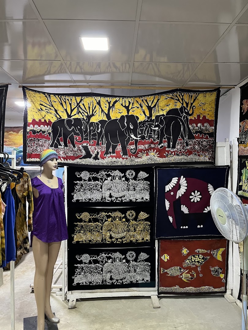 Sigiri Art Gallery: clear display of shop products