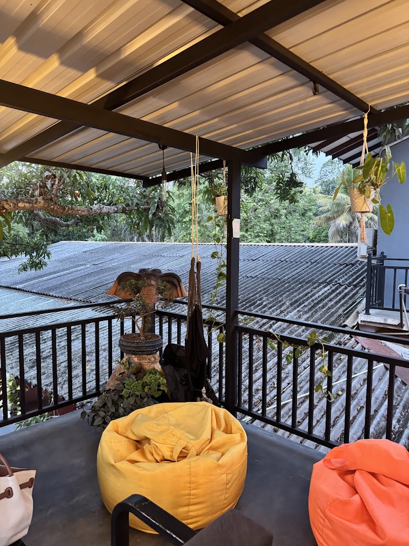 Sigiri Brews: inviting and clean terrace atmosphere