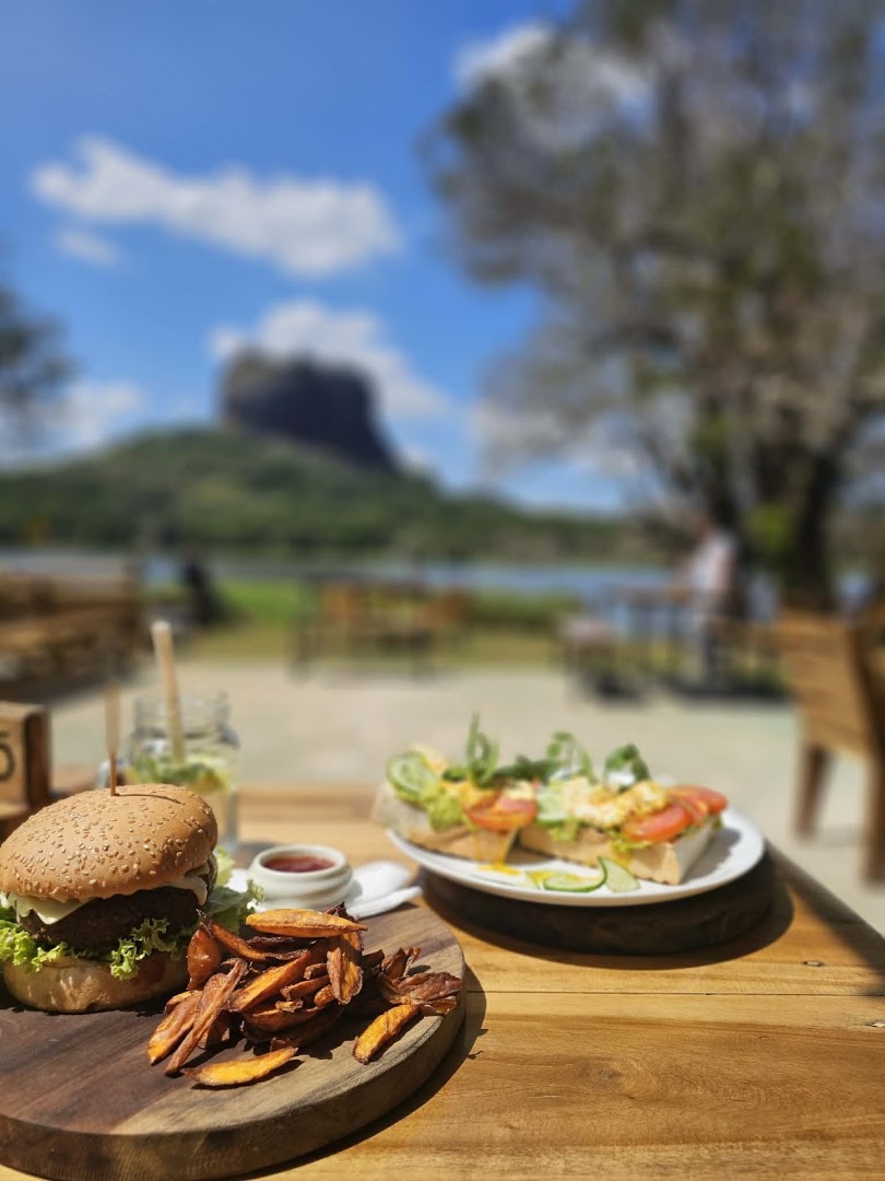 Soul Food Sigiriya: appetizing food with scenic background