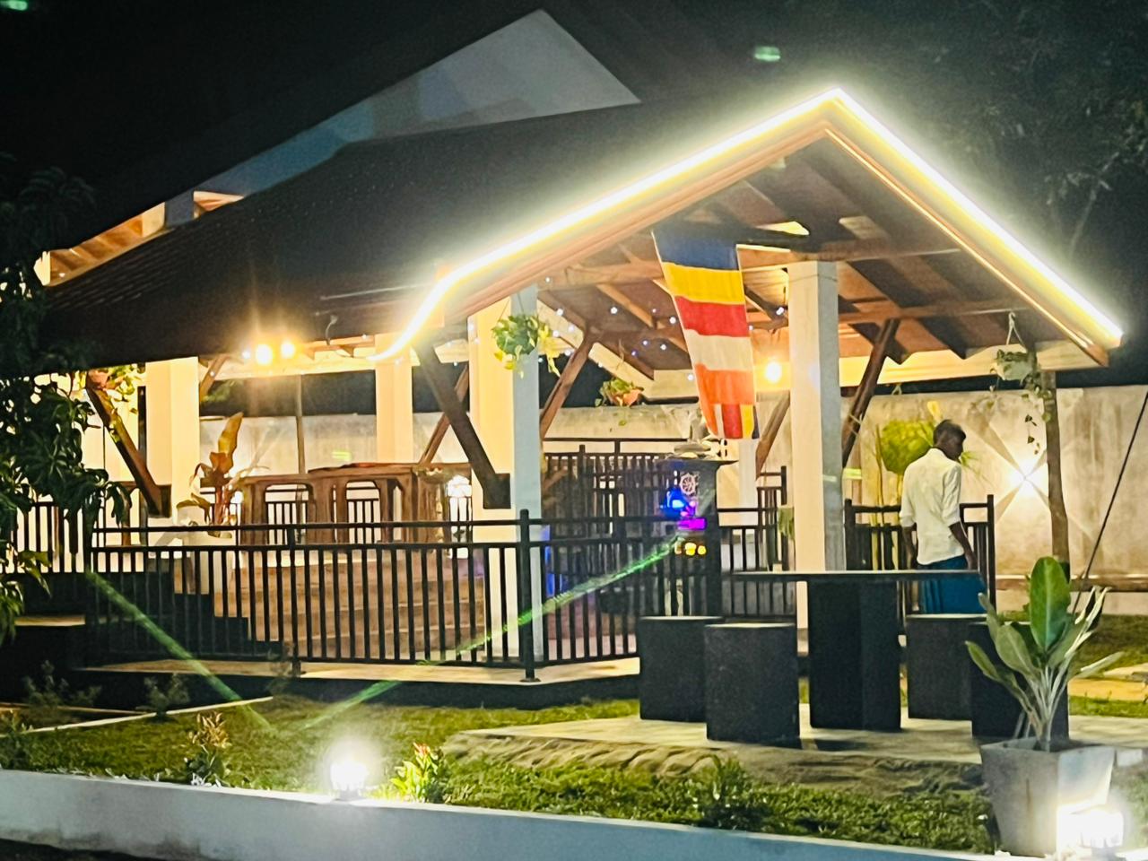 Sunshine Cafe & Restaurant: inviting evening atmosphere and exterior