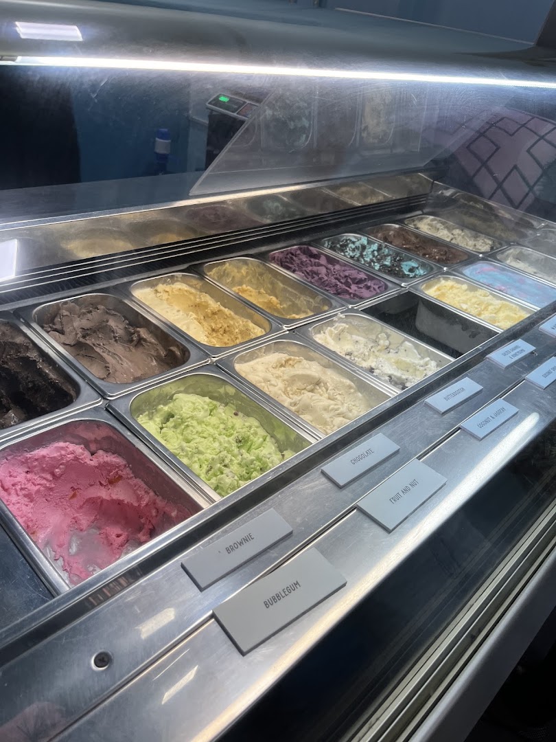 Piccadilly Parlour: appetizing display of ice cream