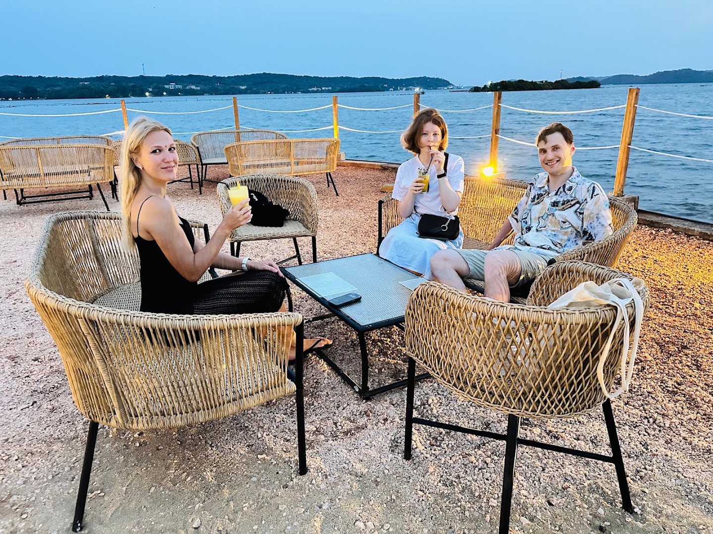 Pier 1947: inviting atmosphere with happy guests