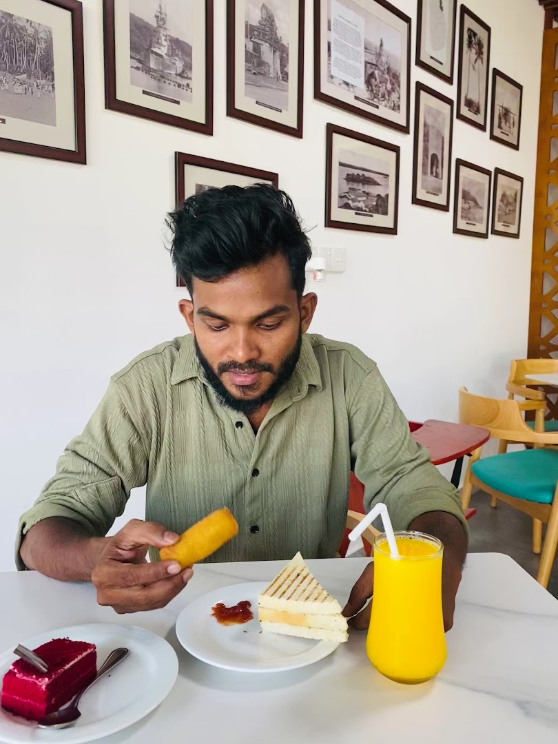 Uppuveli Café: clear photo of customer dining