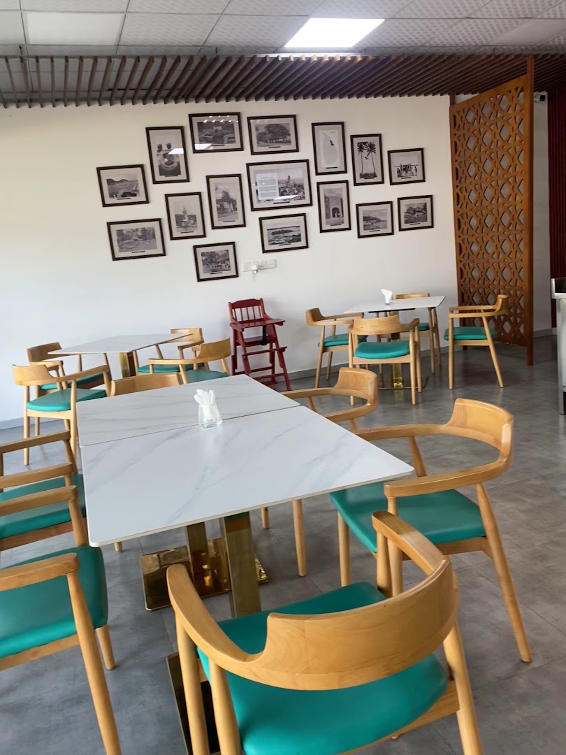 Uppuveli Café: clear, inviting interior dining space