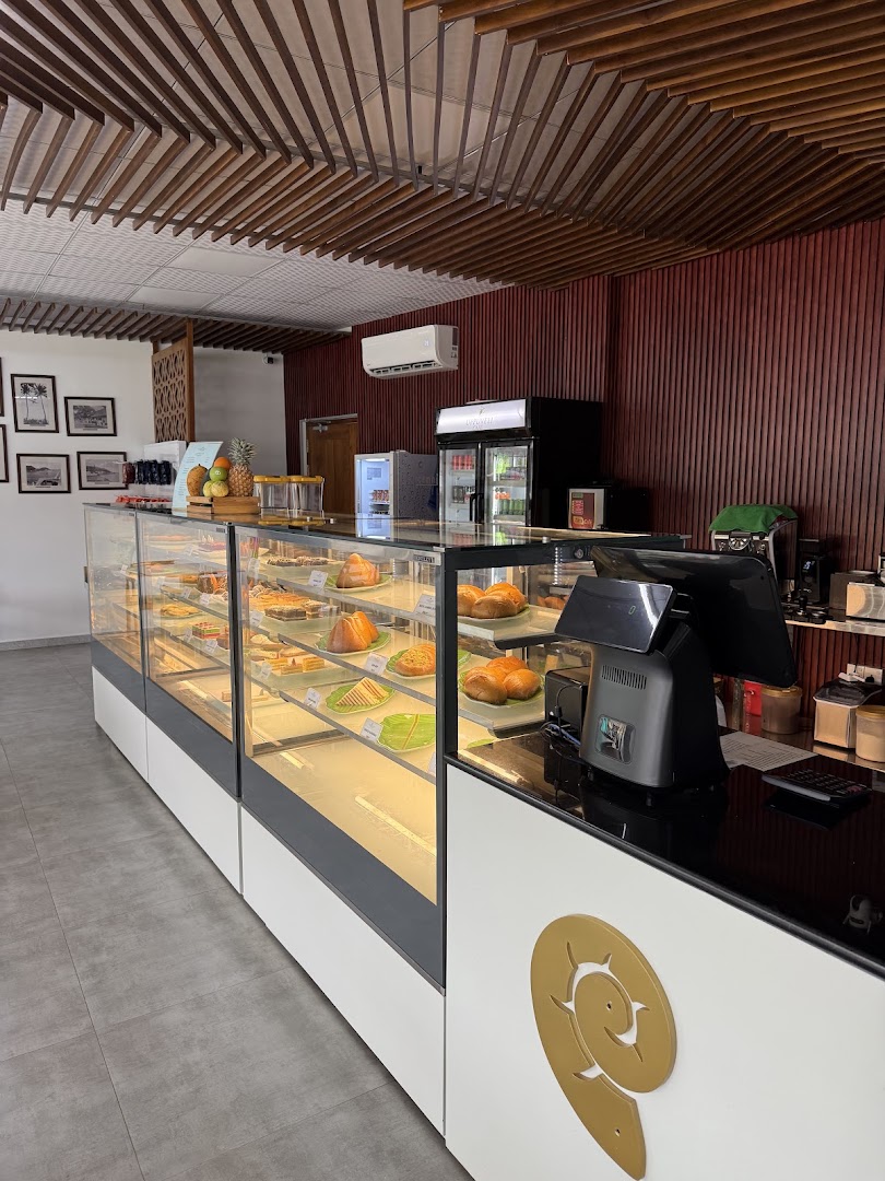 Uppuveli Café: clear view of cafe interior