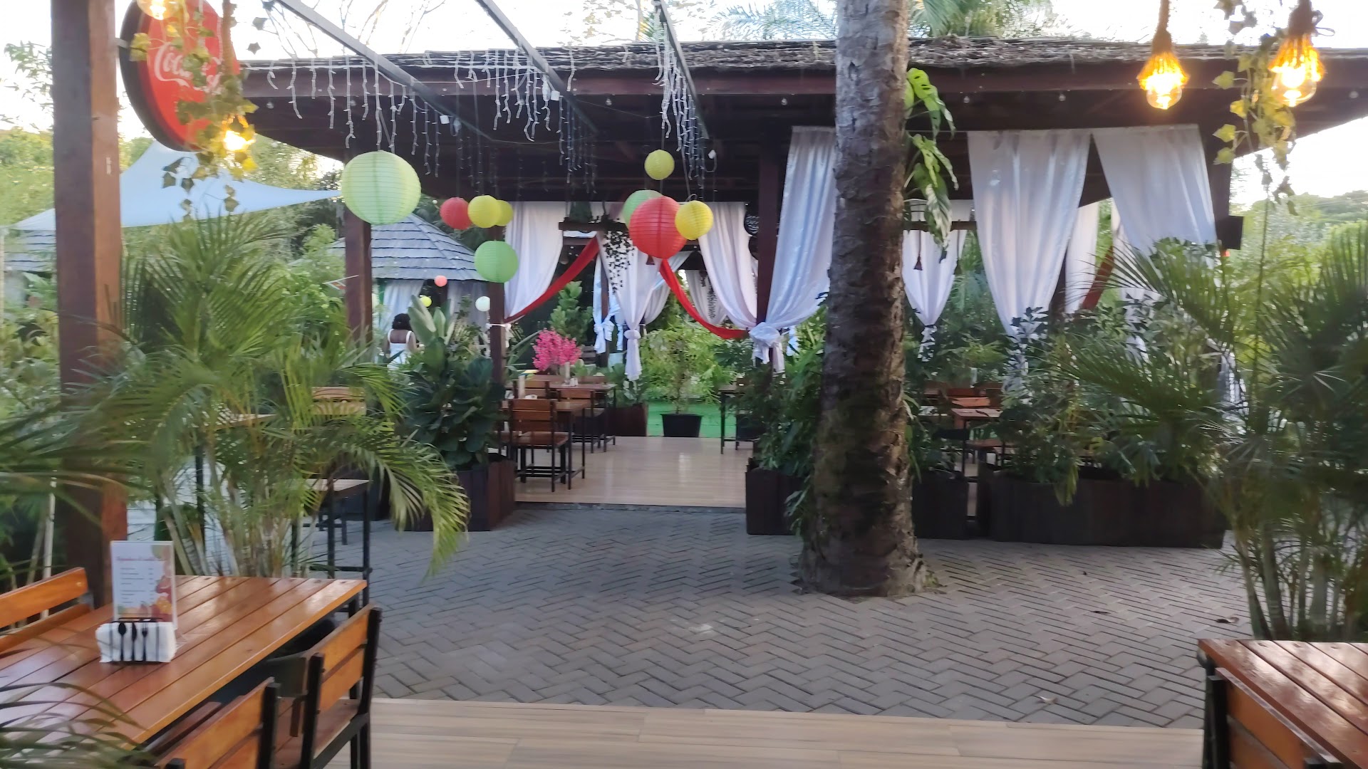 Octopus Resort: inviting and well-lit restaurant terrace