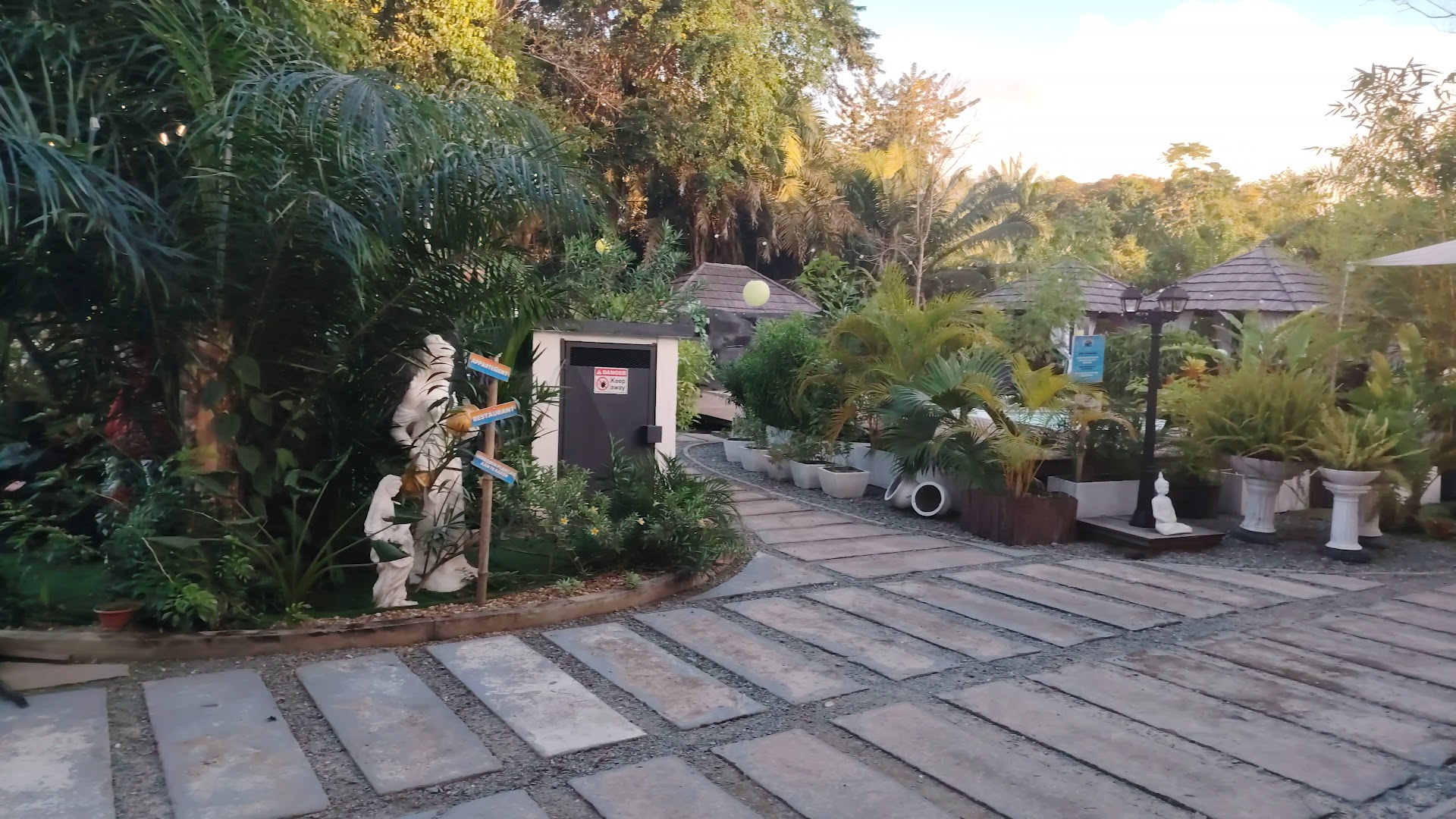 Octopus Resort: pleasant outdoor restaurant atmosphere