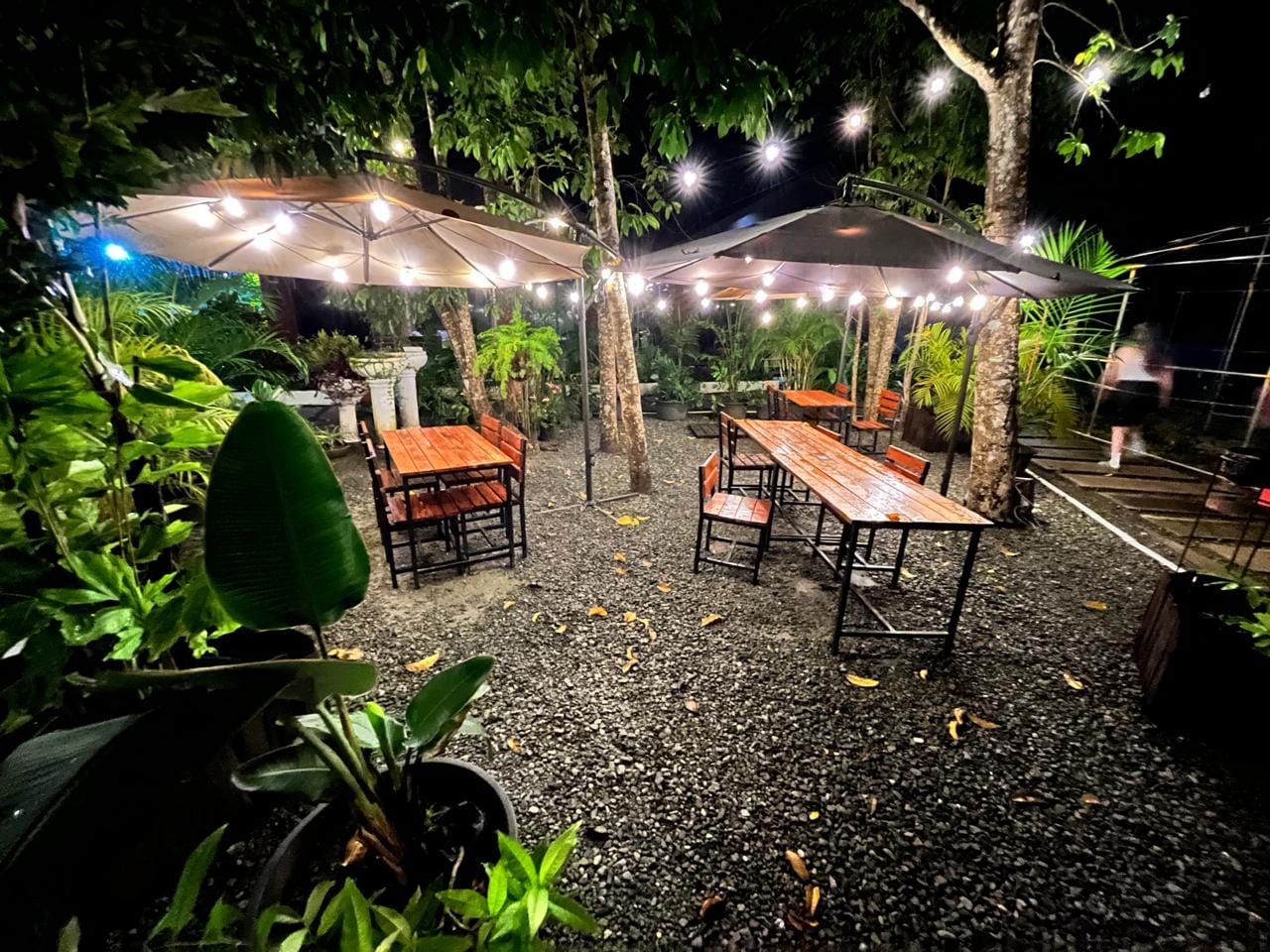 Octopus Resort: inviting outdoor dining atmosphere