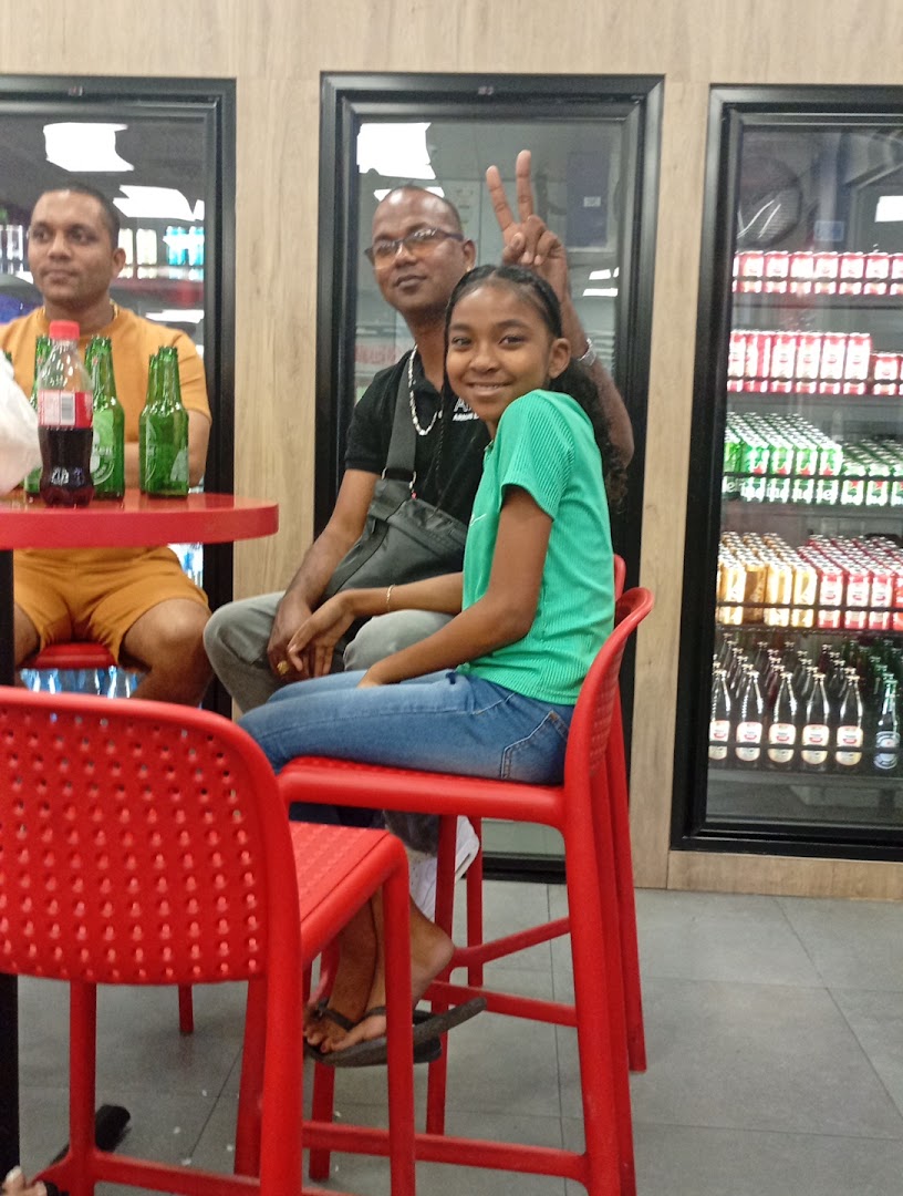 Rock Oil Lelydorp: customers enjoying the venue