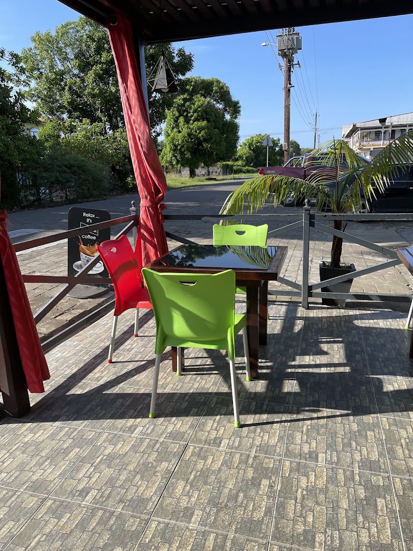L'Esperance: inviting outdoor terrace seating area