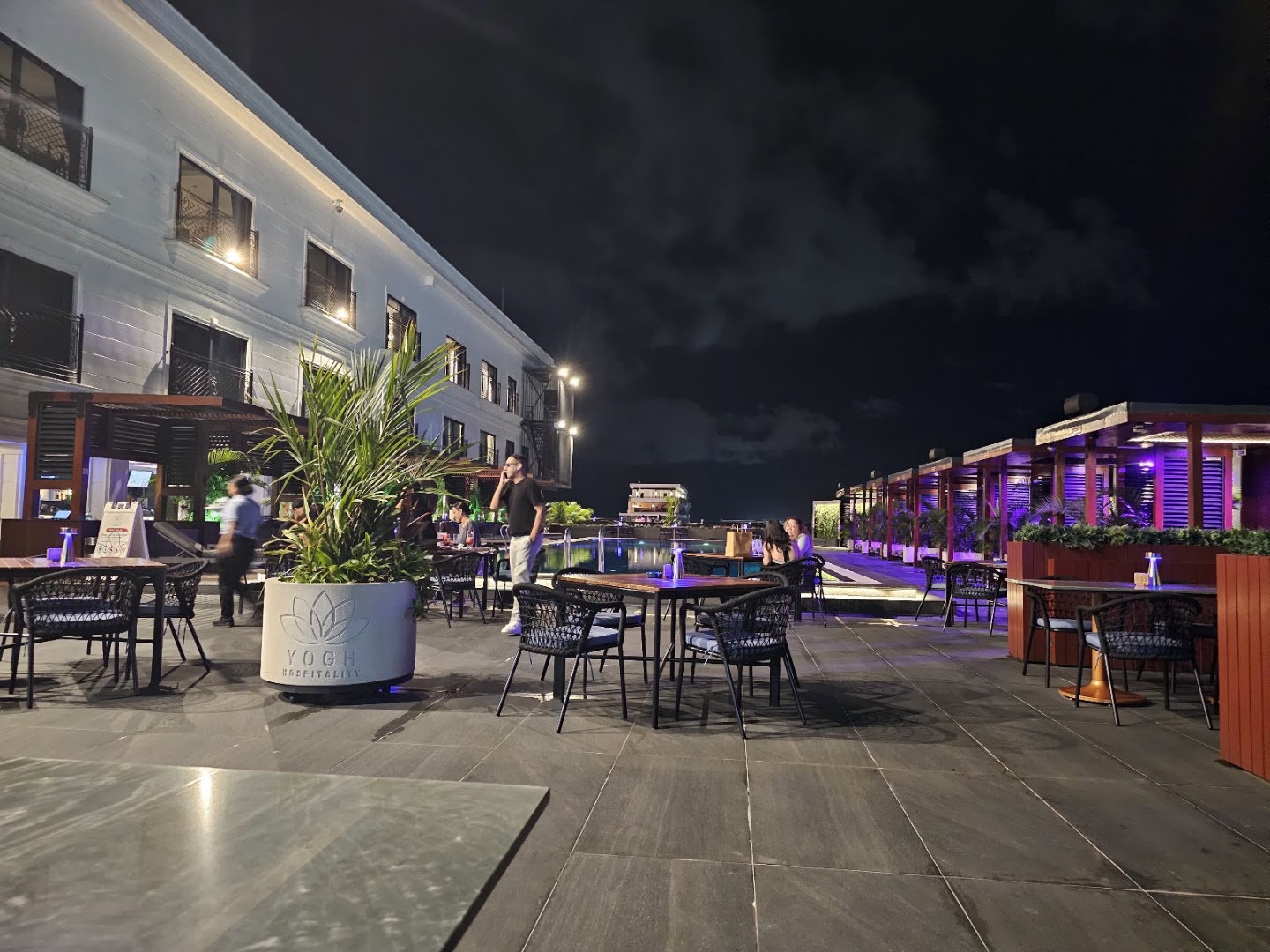Elixir Bar & Restaurant: inviting atmosphere of the terrace