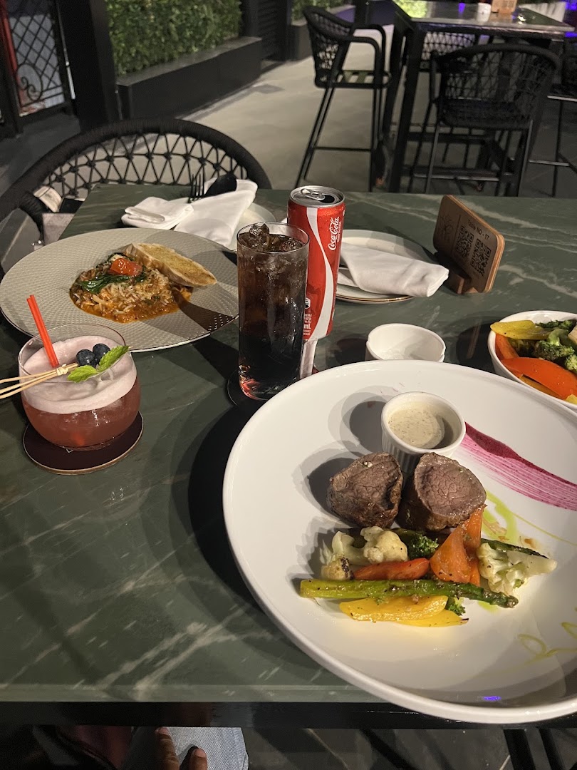 Elixir Bar & Restaurant: appetizing food and drink presentation