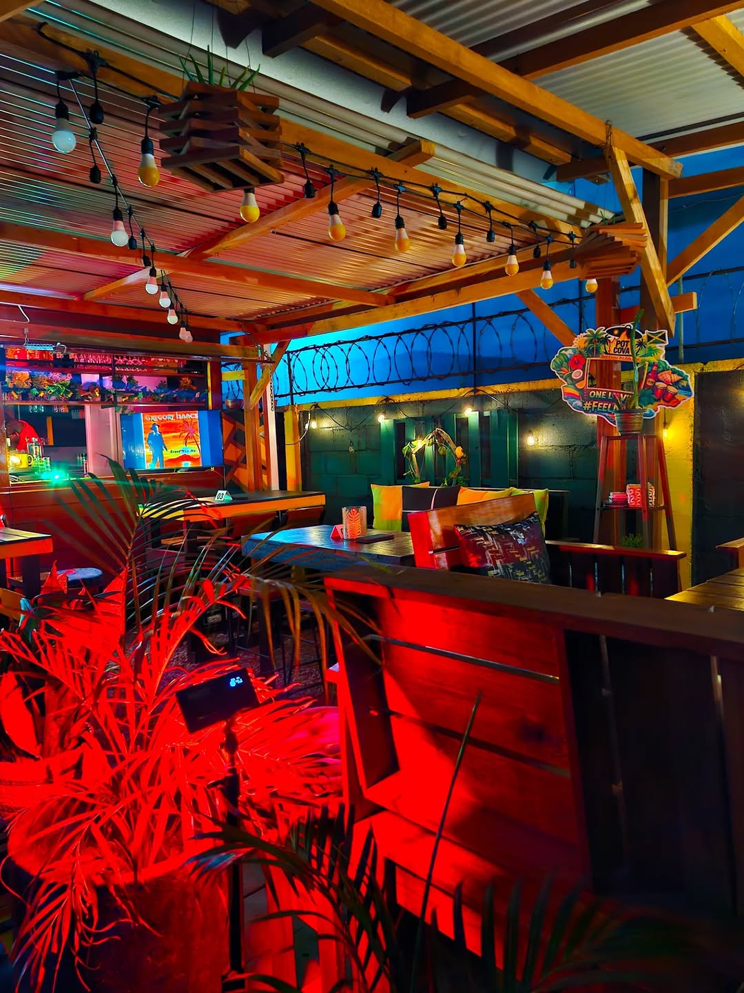 Pot Cova Restaurant: inviting atmosphere and nice lighting