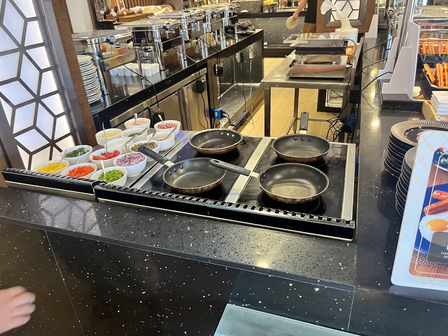 Vuè Café: breakfast buffet cooking station