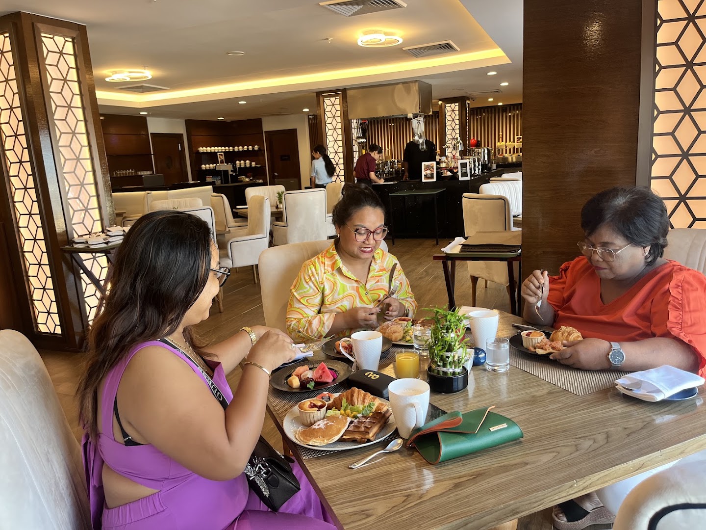 Vuè Café: inviting atmosphere with breakfast food