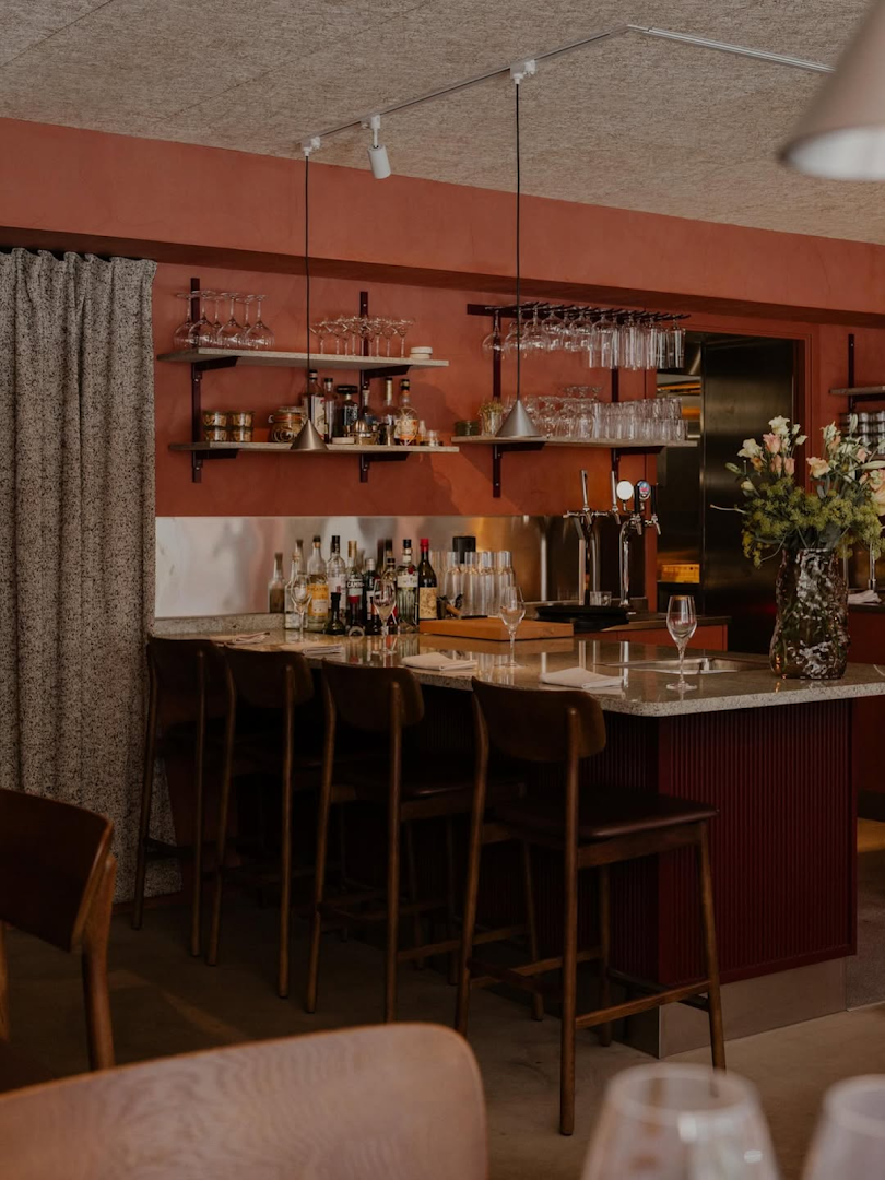 Bar Human: professional, inviting interior atmosphere