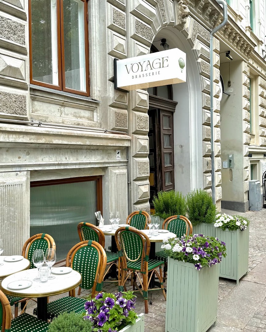 Brasserie Voyage: attractive and inviting restaurant exterior