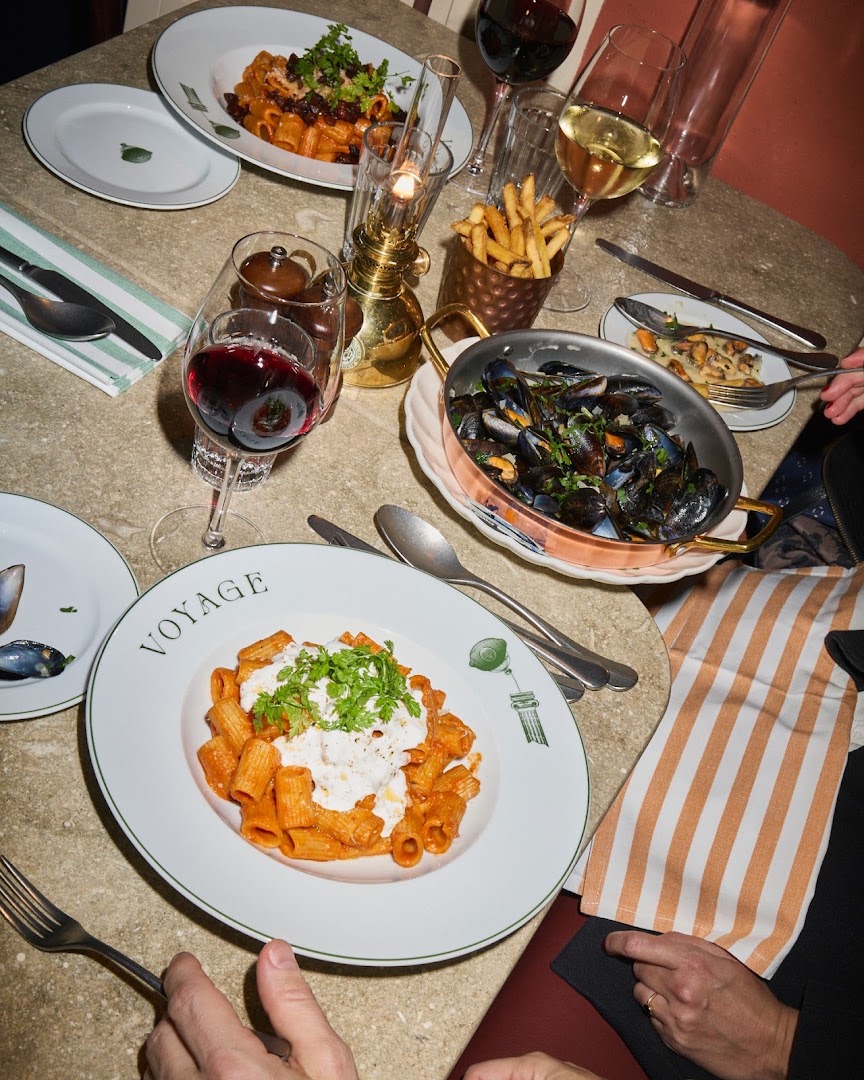 Brasserie Voyage: appetizing food photography with branded plates