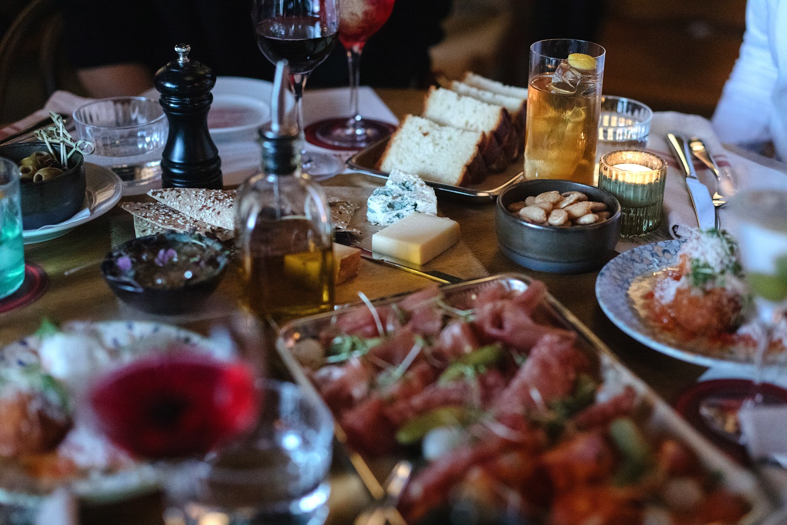 Elio: appetizing, high-quality restaurant food spread