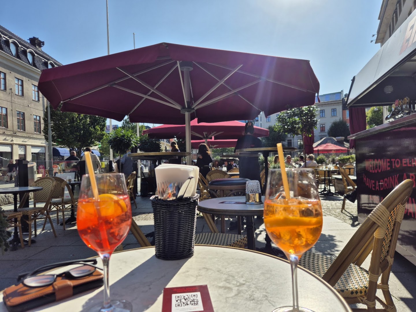 Elio: inviting outdoor dining atmosphere