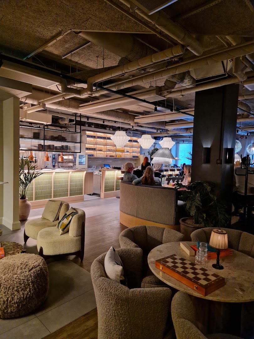 Hernö Gin Bar Göteborg: inviting atmosphere and professional quality